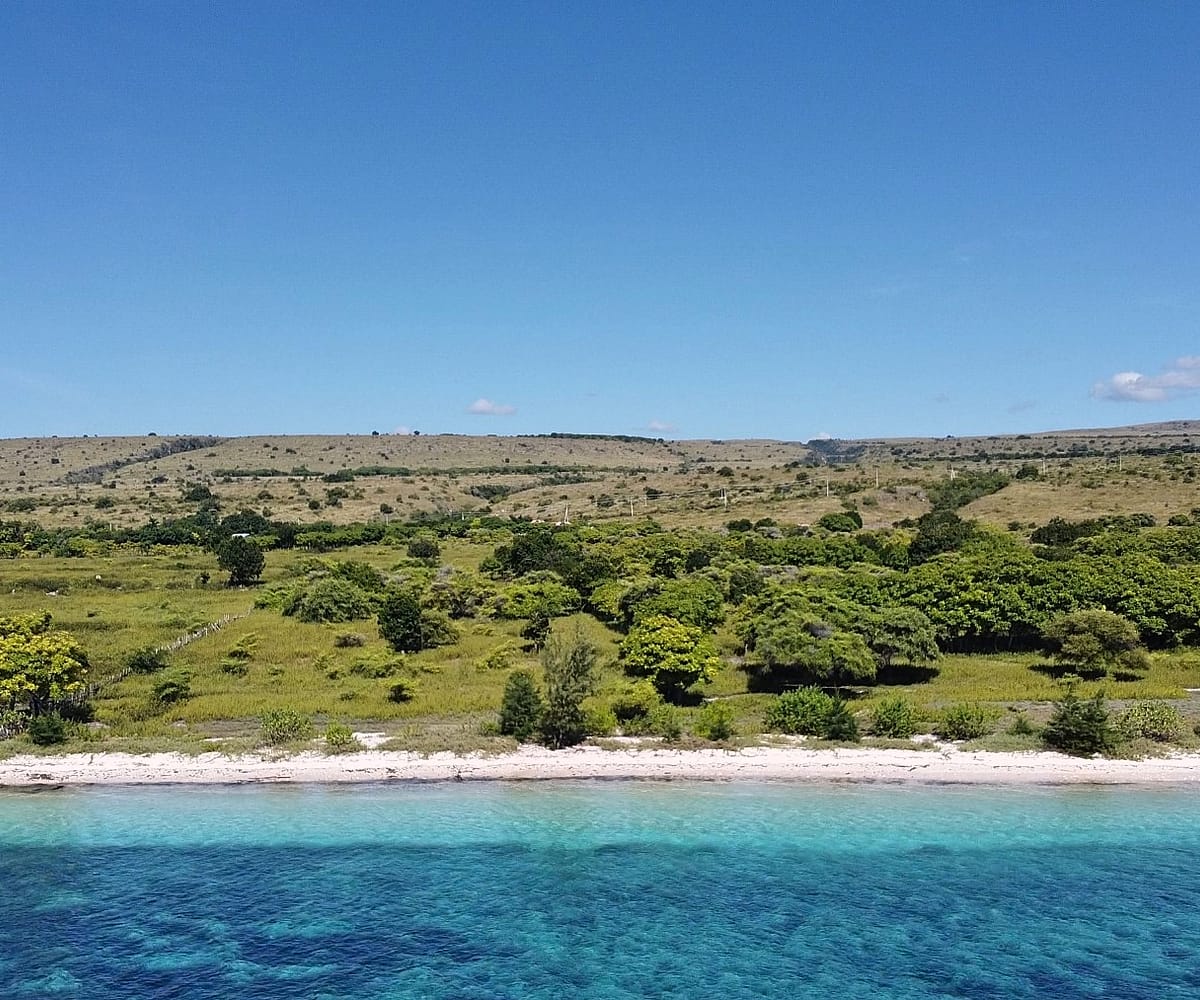 Own the last 2-hectare plot on the iconic Puru Kambera Beach, East Sumba. Flat, development-ready beachfront for EUR 210,000