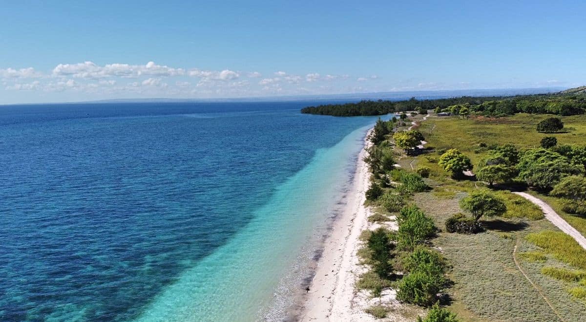 Own the last 2-hectare plot on the iconic Puru Kambera Beach, East Sumba. Flat, development-ready beachfront for EUR 210,000
