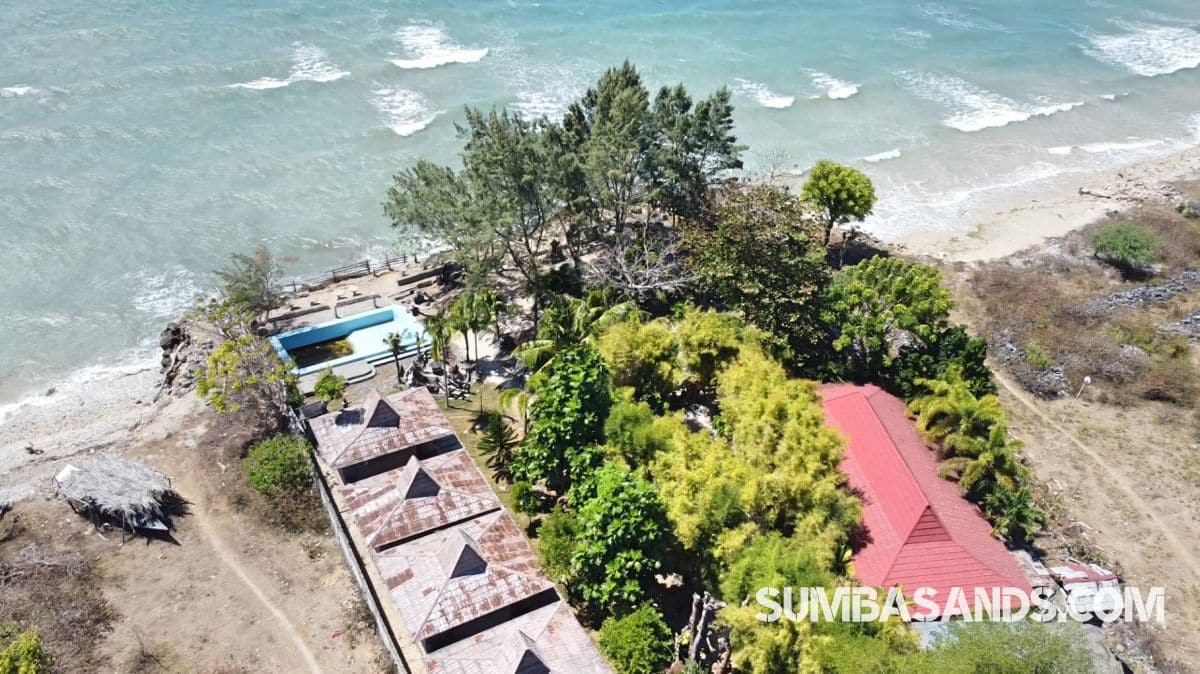 Maramba boutique beachfront property for sale: 9-villa resort with pool, restaurant, direct beach access near Waingapu, East Sumba.