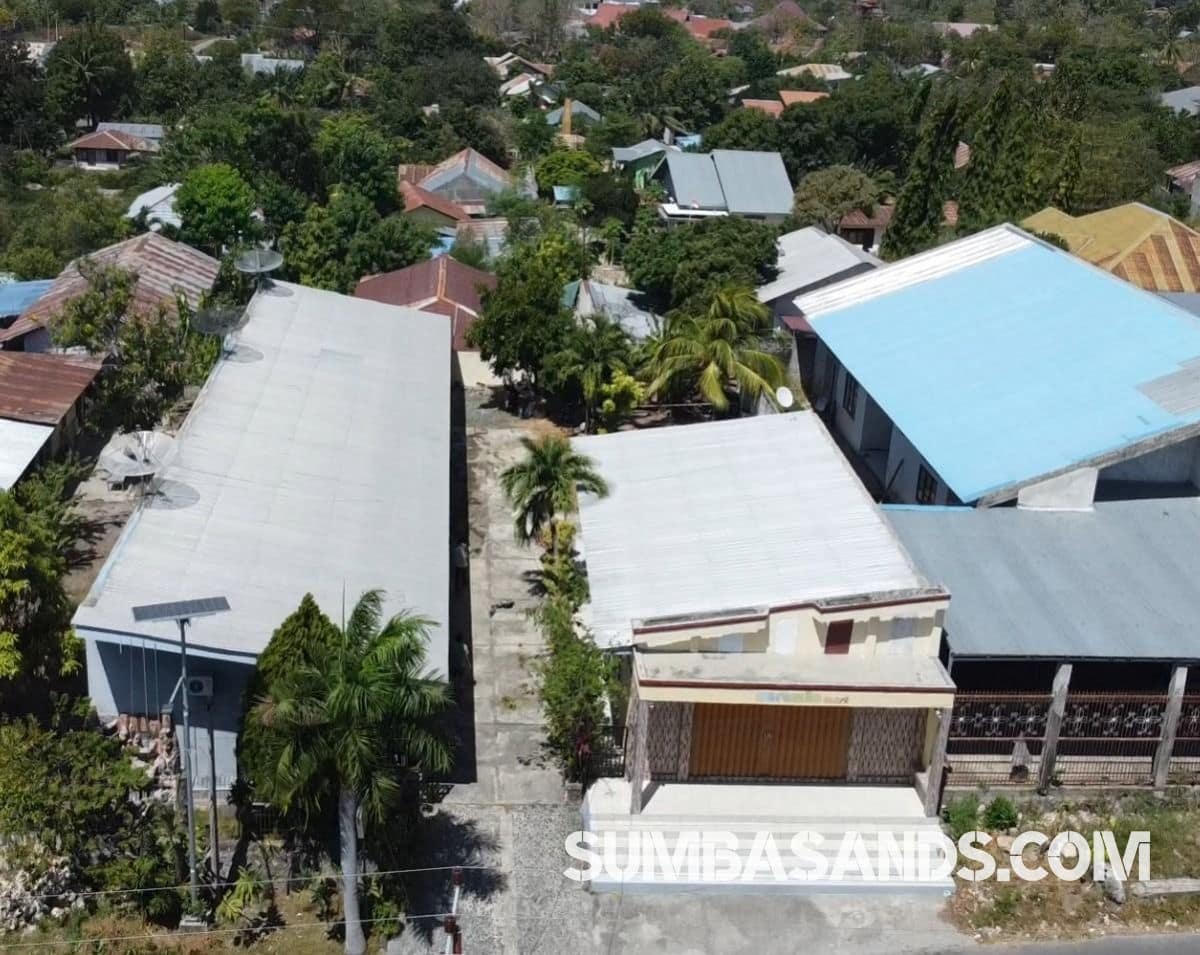 Profitable homestay in Waingapu Sumba with 80% occupancy, 11 rooms, and expansion potential. Rare city investment opportunity in East Sumba.